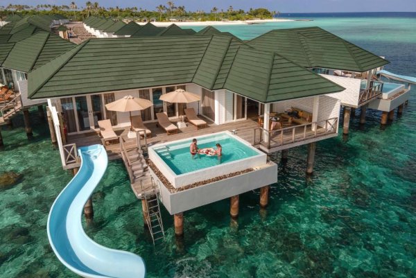 Вилла на Мальдивах с водной горкой и бассейном!