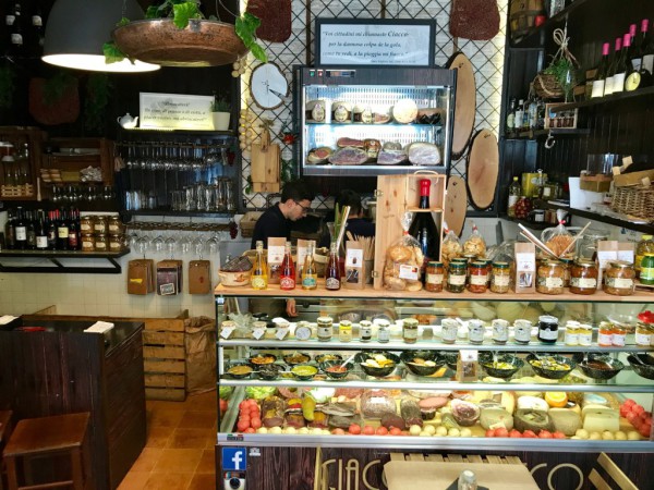 tiny-but-charming-interior